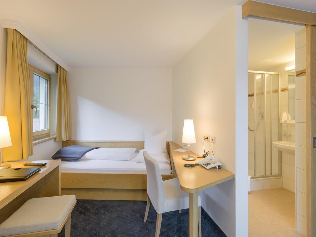 Quality Hosts Arlberg - Hotel Goldenes Kreuz B&B Sankt Anton am Arlberg Pokoj fotografie