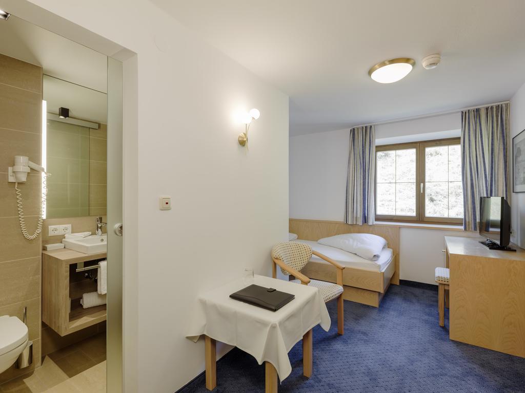 Quality Hosts Arlberg - Hotel Goldenes Kreuz B&B Sankt Anton am Arlberg Pokoj fotografie